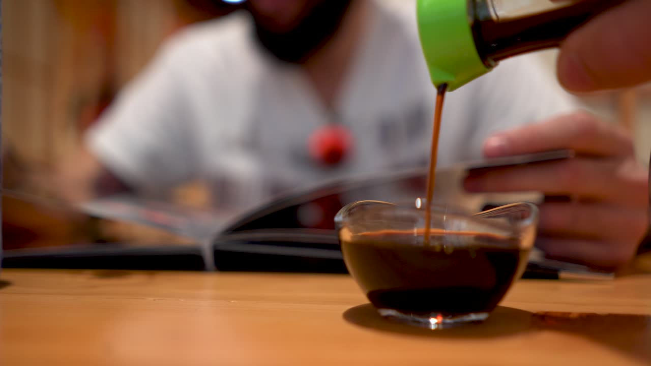 식당에서 간장을 용기에 담다