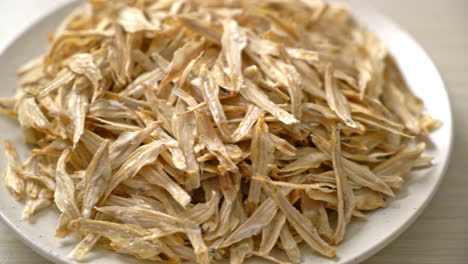 dried small crispy bake fish