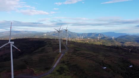 Blick-Auf-Die-Berge-Mit-Windmühlen