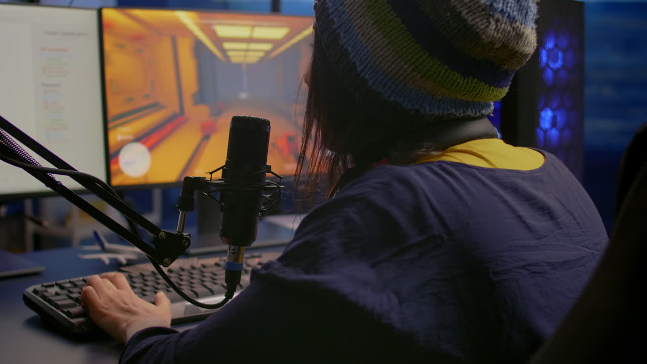 retrato de una mujer profesional jugando videojuegos en primera persona