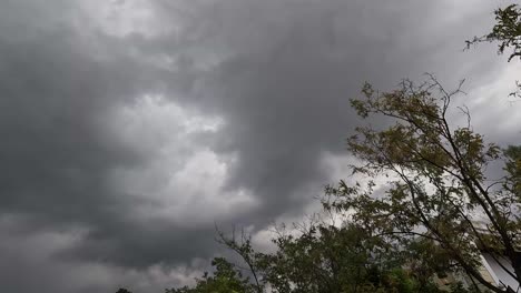 el cielo lleno de nubes grises oscuras