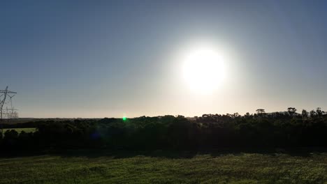 drone retrocediendo de la línea de árboles para mostrar líneas eléctricas