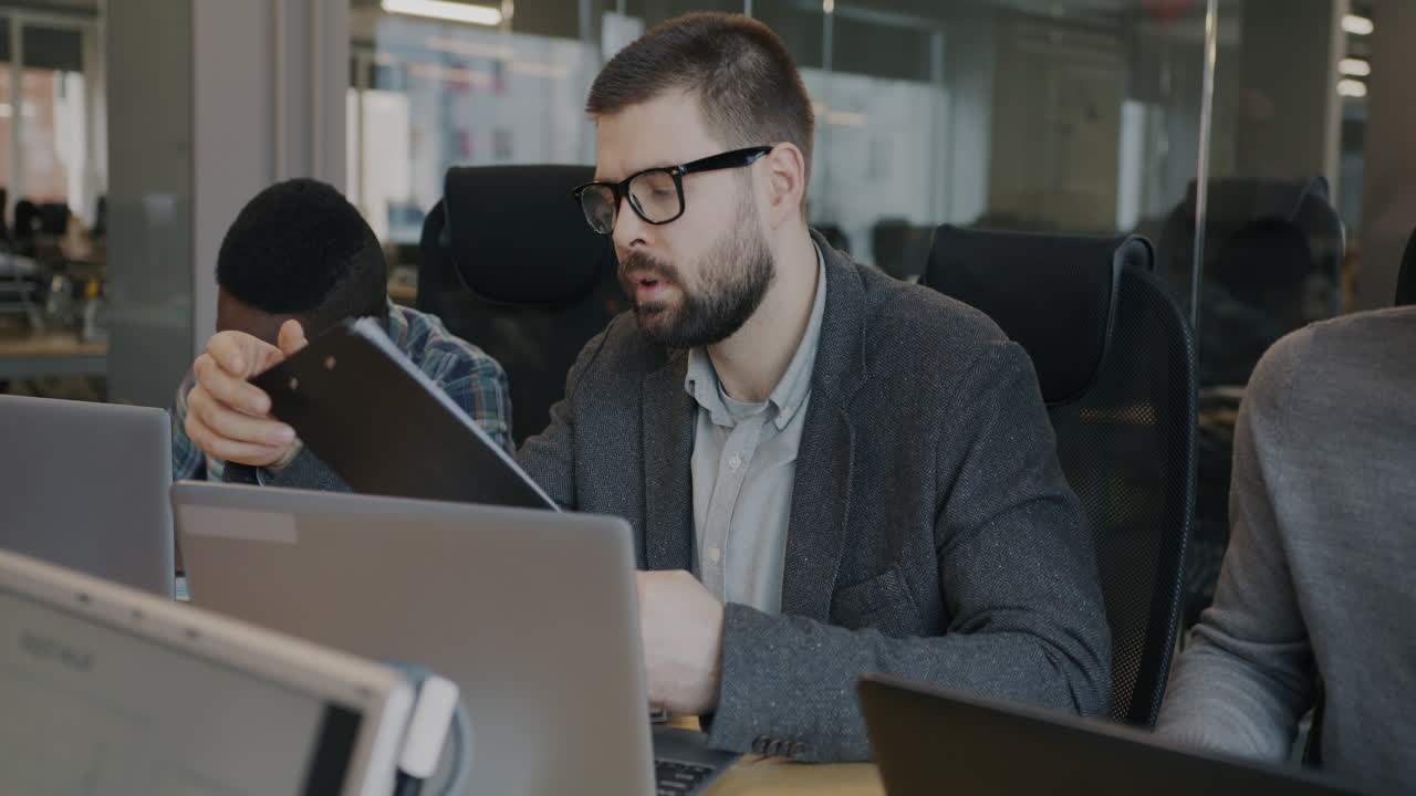 colaboración en equipo en la oficina moderna