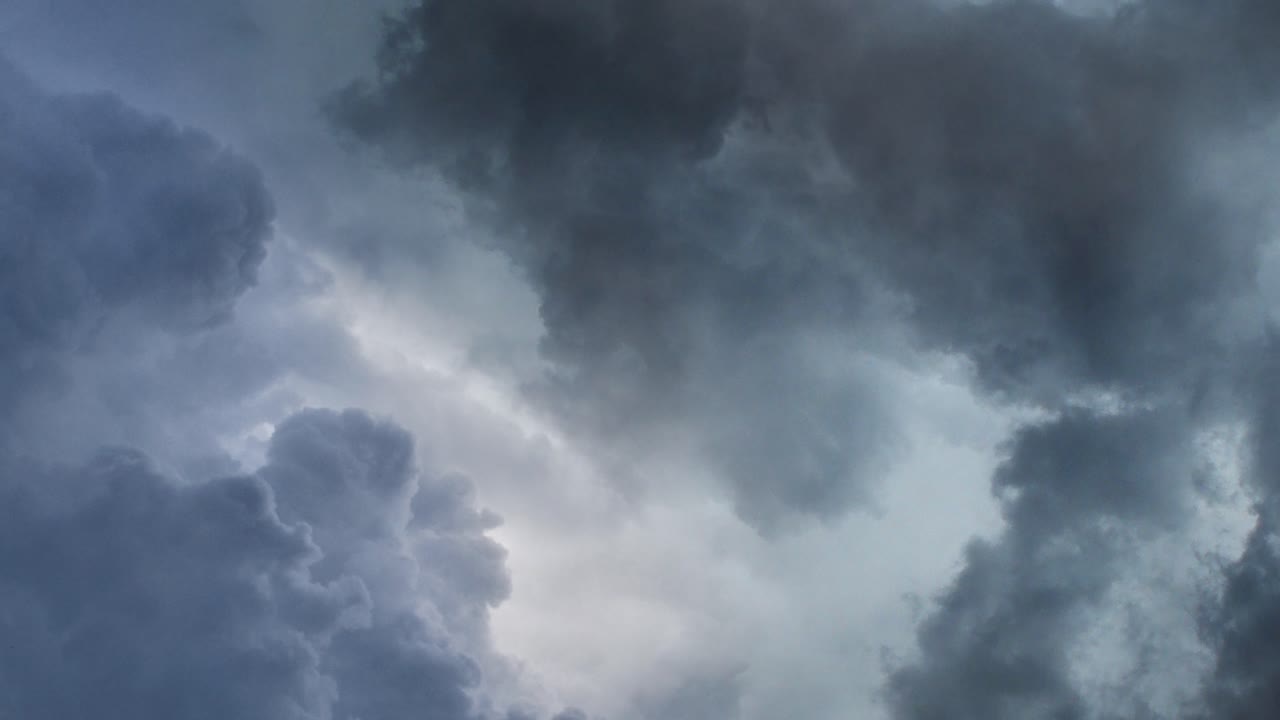 vista de una tormenta épica que se mueve en nubes oscuras