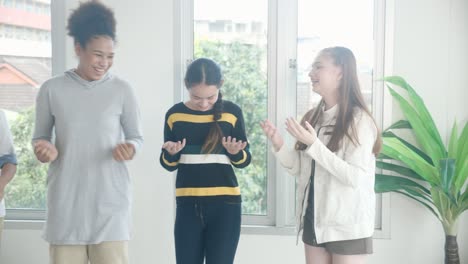 학교에서 함께 춤추고 운동하는 학생과 교사 그룹, 학교로 돌아오는 학생, 즐기고 웃으며 운동하는 학생, 연기와 감정, 교육 개념.