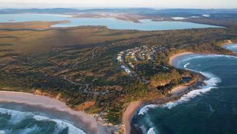 Angourie-Back-Beach-Y-Angourie-Point-Beach-Al-Atardecer-En-Nueva-Gales-Del-Sur,-Australia---Toma-Aérea-De-Un-Dron