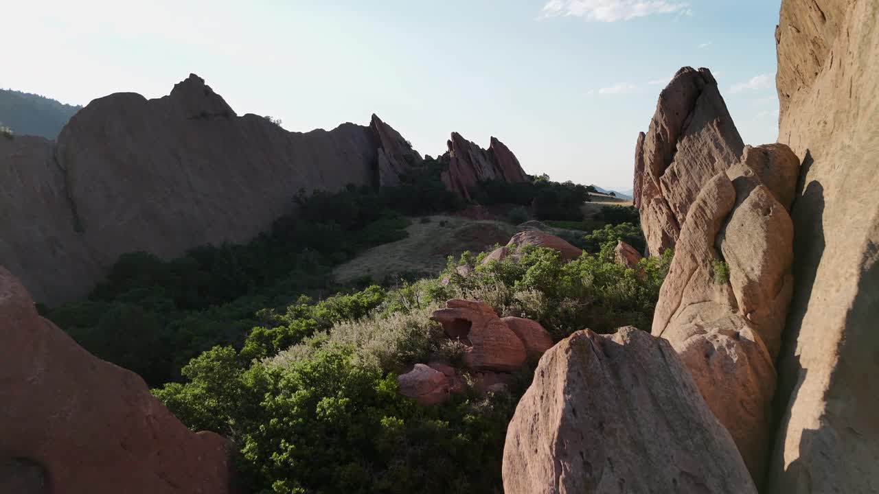 침식된 바위 지느러미를 통해 낮은 공중 비행: 자연 지질학