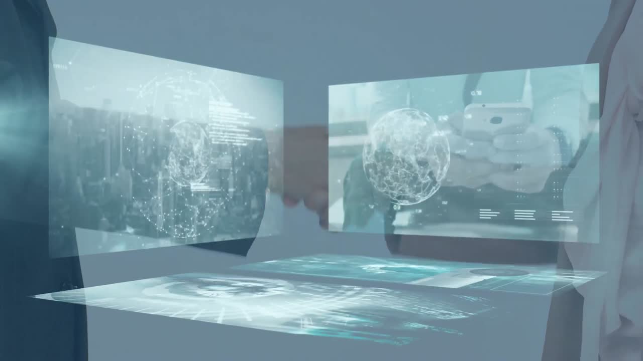 pantallas con procesamiento de datos sobre la sección media del hombre de negocios y la mujer de negocios que se dan la mano