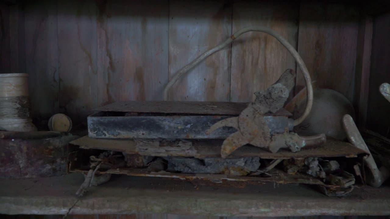 화산 폭발로 파괴된 생활용품