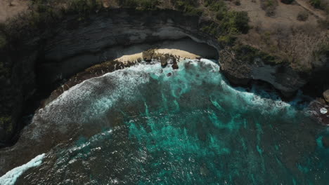 Vista-Aérea-De-Las-Olas-De-La-Costa-Del-Océano-Rompiendo-En-La-Costa-Hermoso-Vuelo-De-Drones-De-Mar-Azul-Sobre-La-Costa-De-Surf-Costero-4k