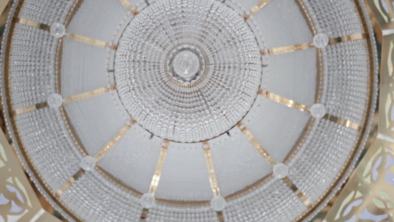 멋진 크리스탈 들리어