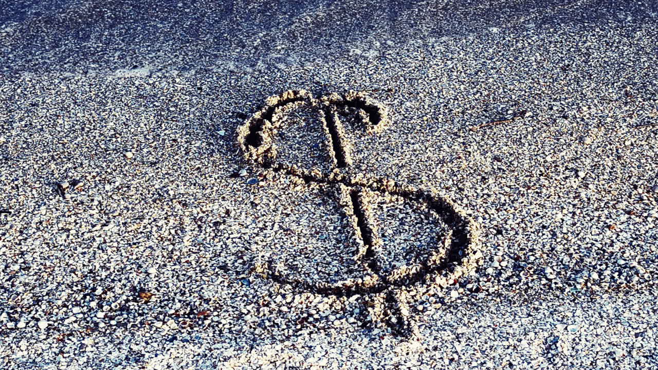 Simbolo del dollaro sulla sabbia. Sabbia e valuta.