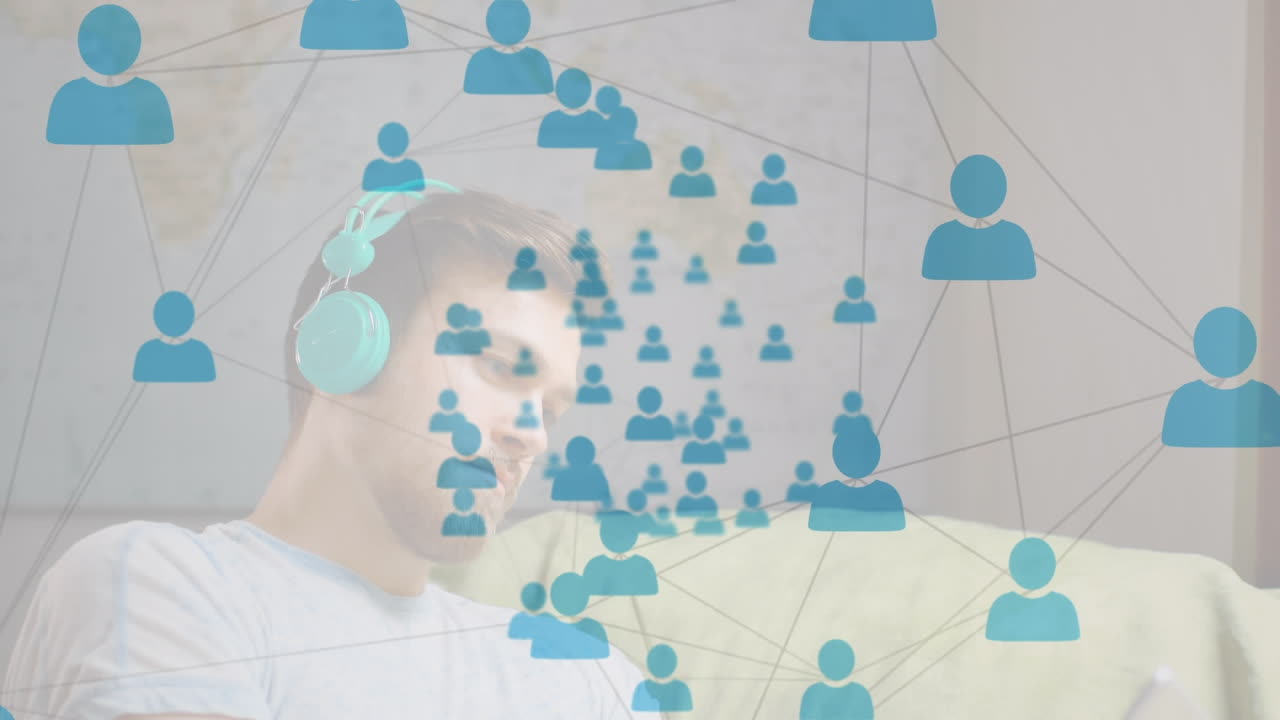 태블릿을 사용하여 사람 위의 아이콘과 연결 네트워크의 애니메이션