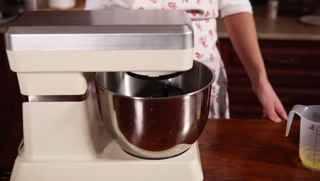 mujer horneando con mezclador de soporte