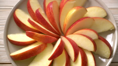 rodaja de manzana roja fresca en el plato