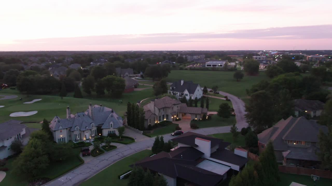 맑은 하늘까지 패닝하는 맨션의 드론 샷