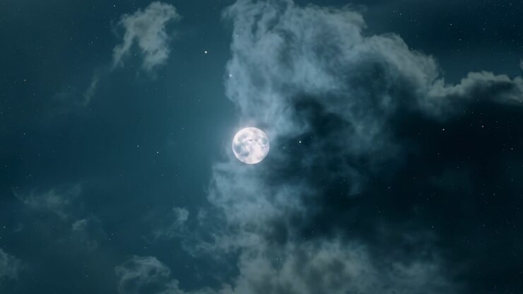 Brisa suave levando nuvens finas através da lua cheia no céu noturno, rareando e revelando as estrelas