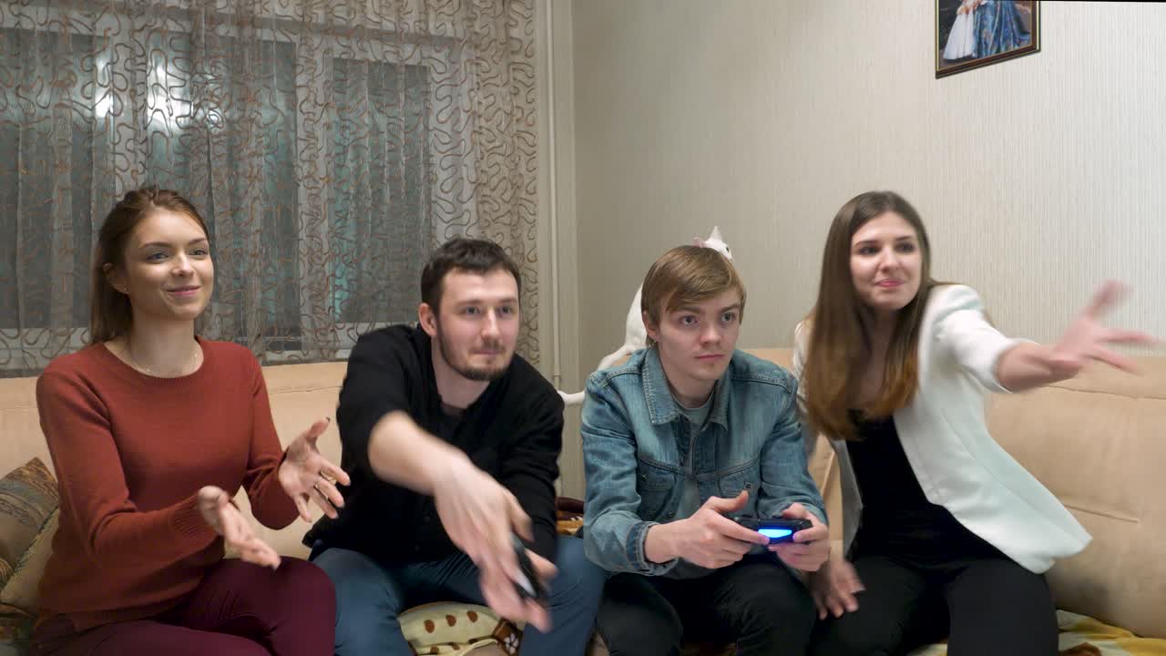 친구 들 이 비디오 게임 을 하고 있다