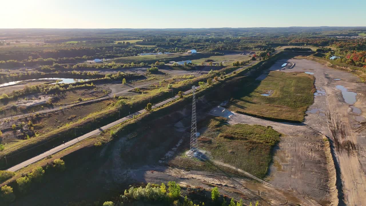 Televiestintätorni sorakuopassa Caledon Villagessa Caledonissa, Ontariossa, Kanadassa