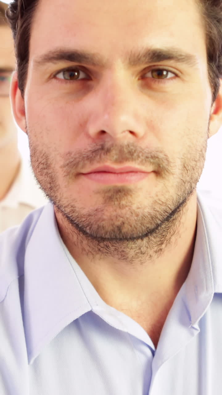 사업가 들 이 카메라 에 미소 짓는 팀