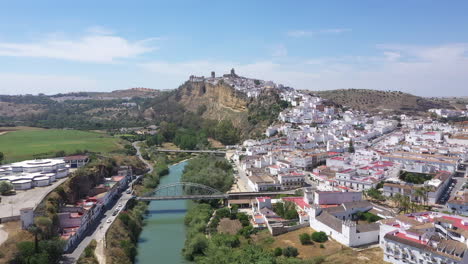 Aerial---Guadalete-River,-Arcos-De-La-Frontera,-Cadiz,-Spain,-Landscape-Shot