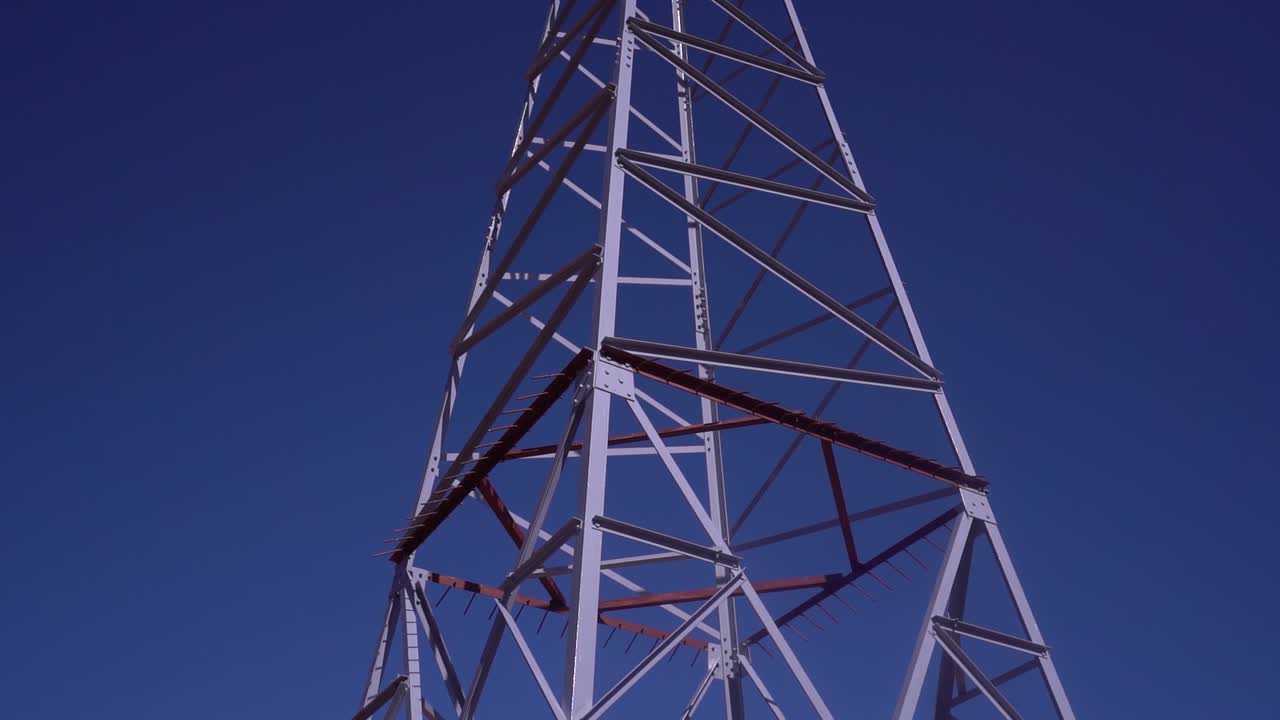 ⁇ 은 파란 하늘을 배경으로 높은 전압의 전기 타워