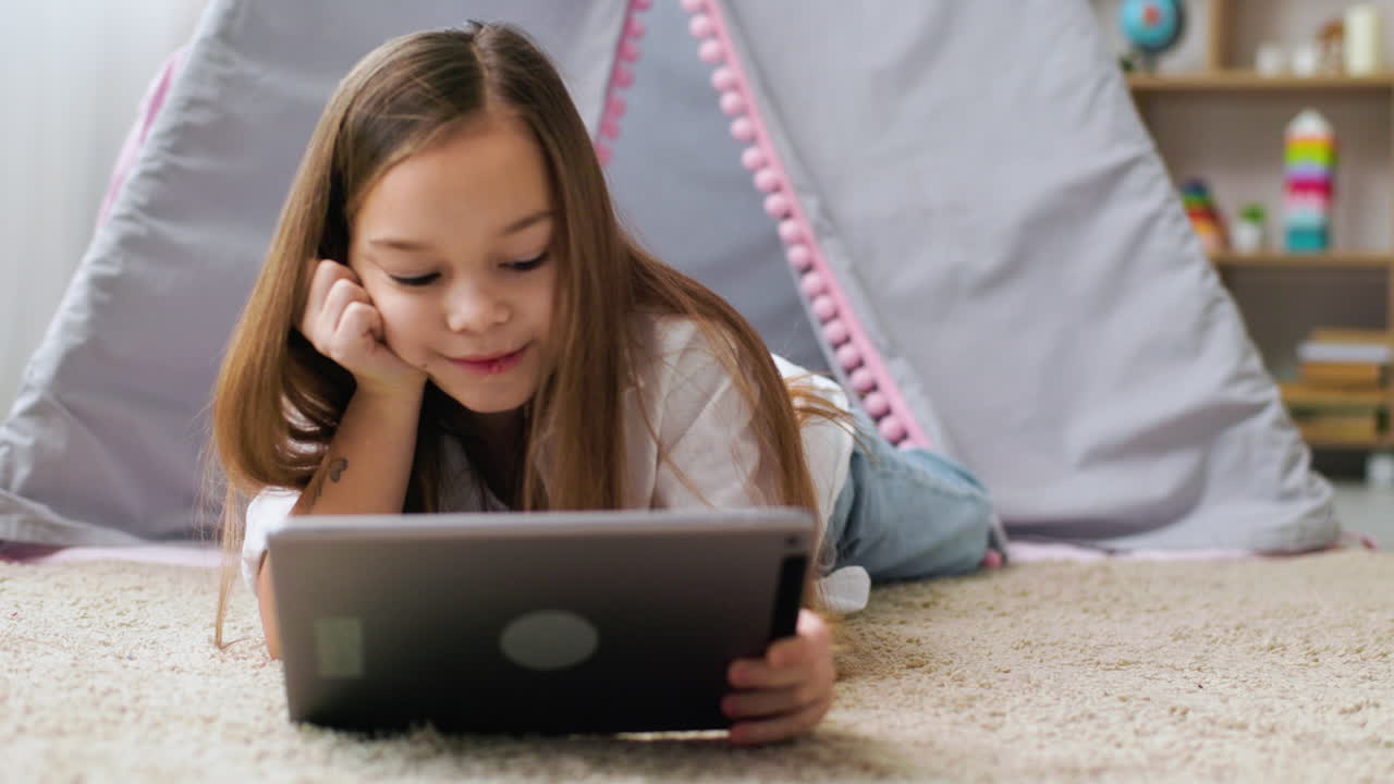 Маленькая девочка дома.