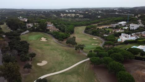 establecimiento de tomas con drones de un gran campo de golf en las colinas de los ángeles