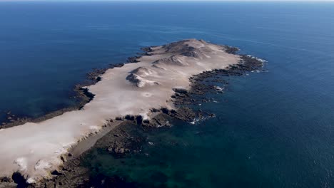 Isla-La-Asunción-Desierto-Isla-Rocosa-En-Azul-Día-Soleado