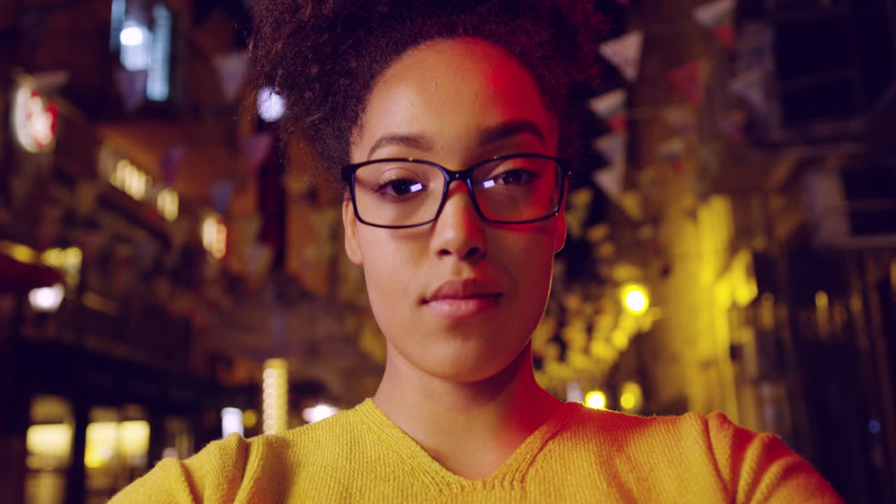 joven con gafas a las cuatro de la noche