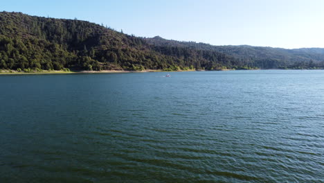 Lonely-boat-speeding-through-lake-Hemet-in-aerial-drone-view