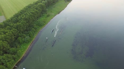 Antena:-Parque-De-Cables-De-Wakeboard-Y-Pequeño-Puerto-Recreativo-En-Veerse-Meer,-Países-Bajos