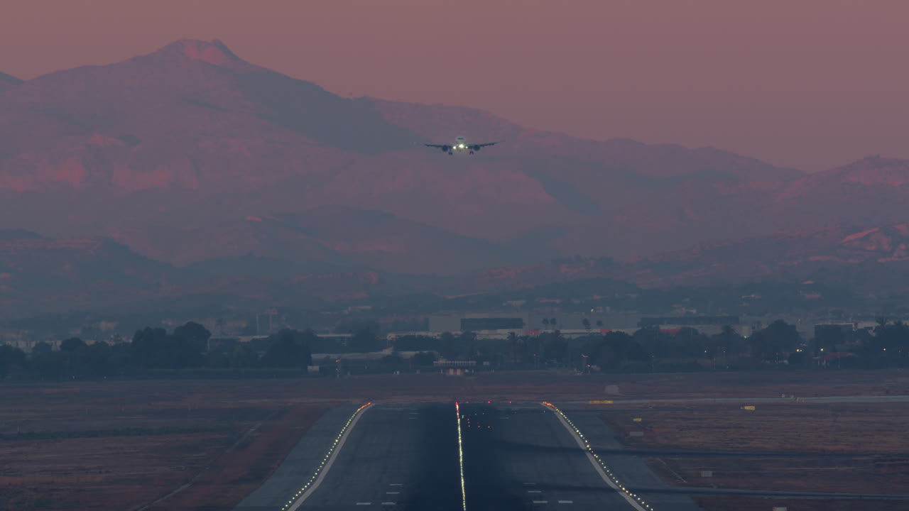 저녁 에 비행기 가 착륙 하는 것