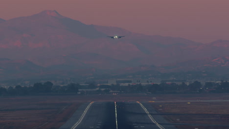 aterrizaje del avión al anochecer