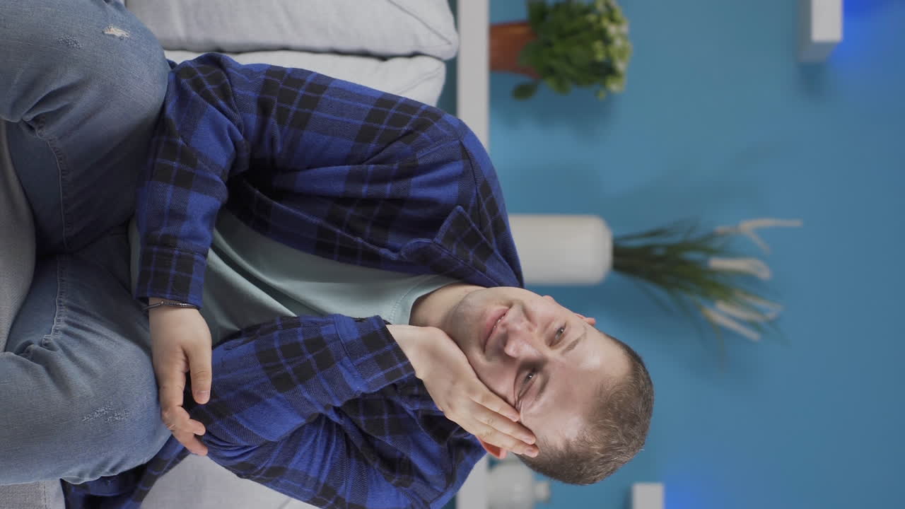 video vertical de un hombre pensando en recuerdos felices.