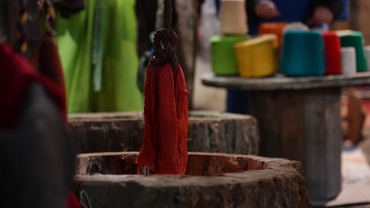 Processo tradizionale di tintura del filato in un laboratorio tessile che crea fibre colorate per tappeti fatti a mano