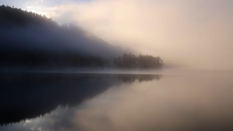 Magical-conditions-by-the-lake,-cold-autumnal-morning-in-Norway