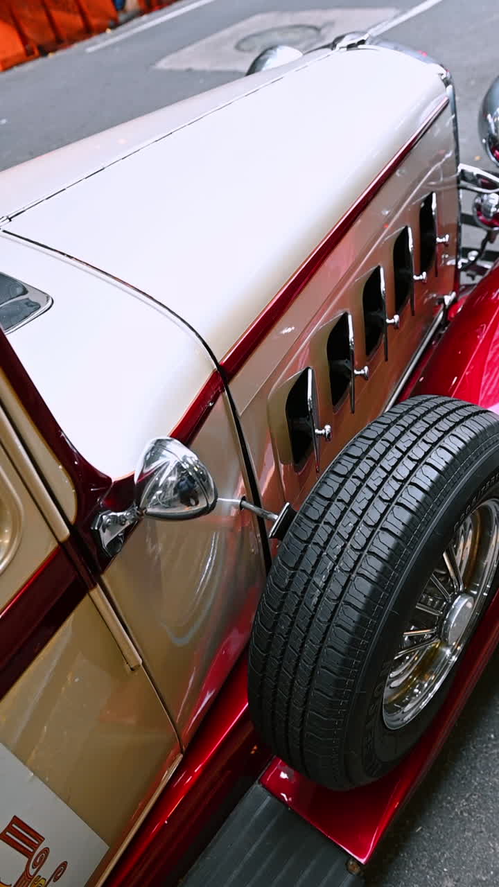 New York, USA, 28 agosto 2025: parte anteriore dell'auto di lusso Hudson Great Eight. Angolazione alta del raro modello di automobile all'aperto. Video verticale