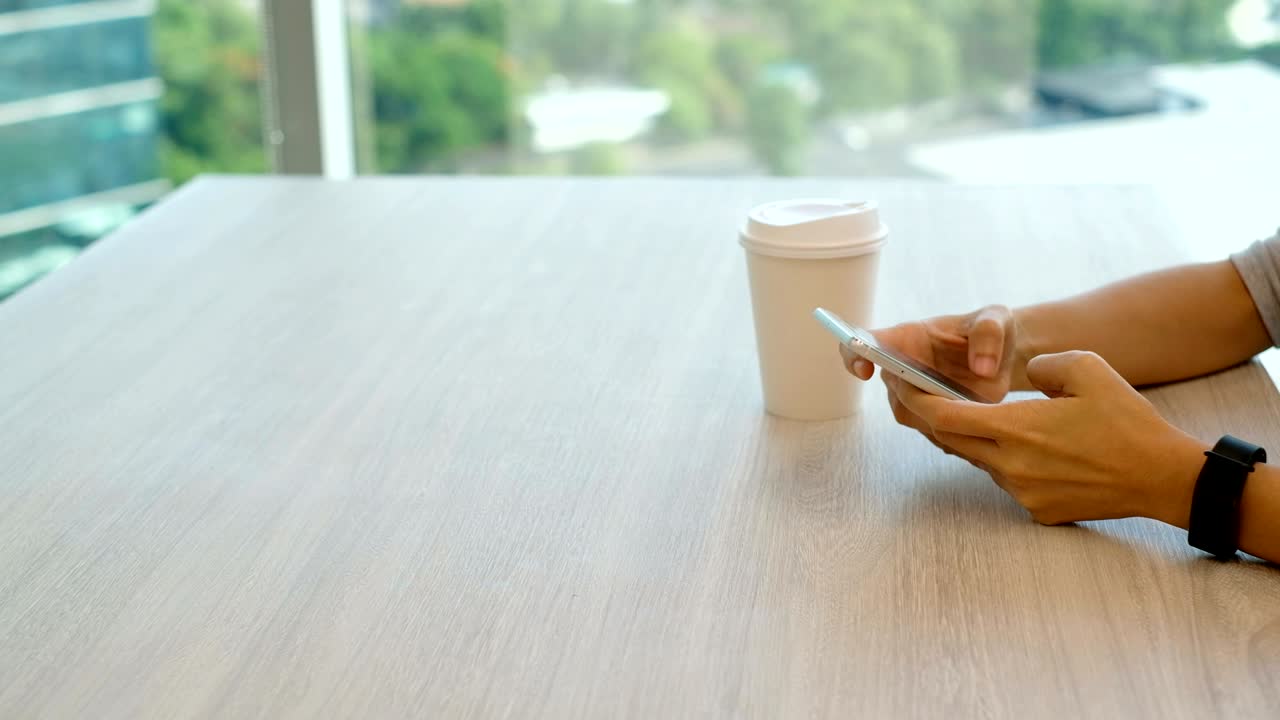 스마트폰을 사용하는 여성의 손, 텍스트를 위한 공간, 웹 배너에 사용할 수 있습니다.