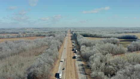 Vista-Aérea-Que-Desciende-Lentamente-Sobre-El-Tramo-Rural-De-La-Carretera-Interestatal,-4k