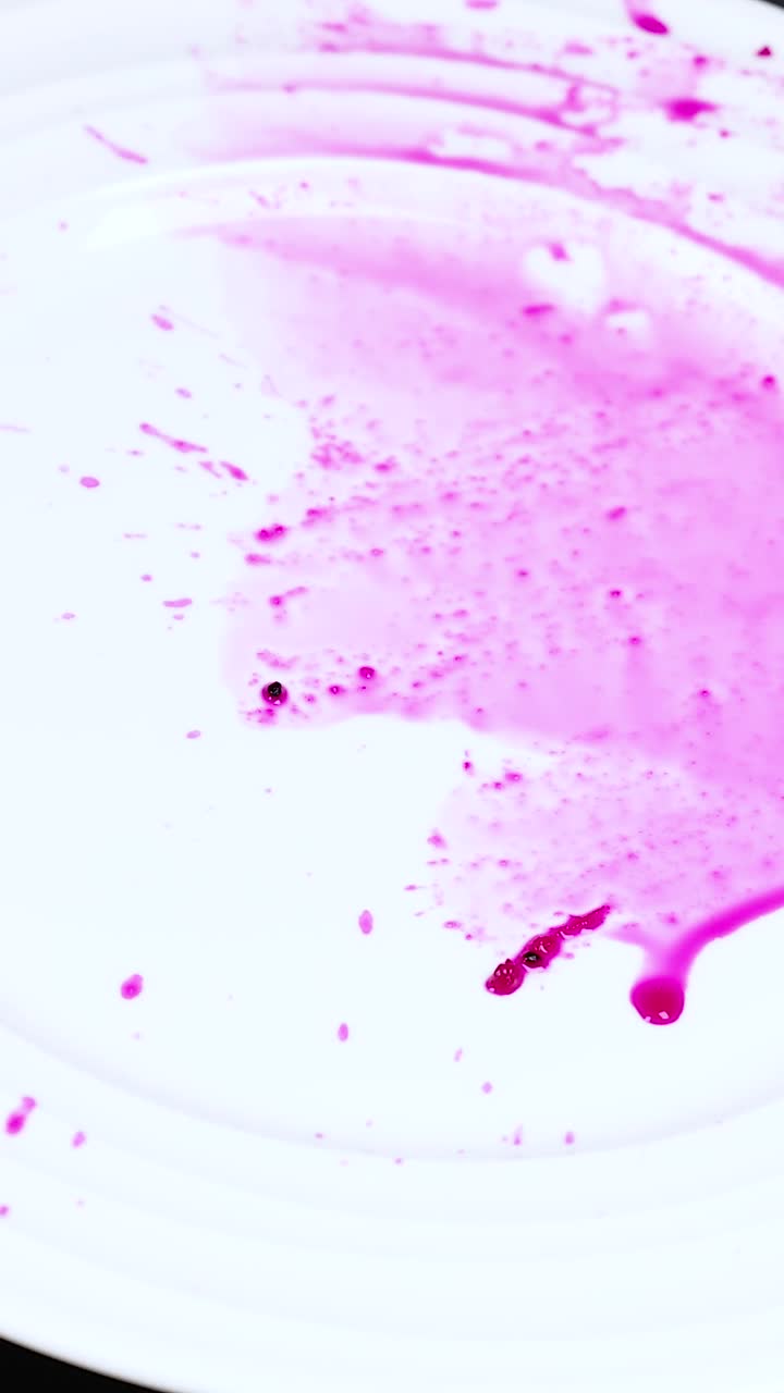 una placa gira con un líquido rosado vibrante