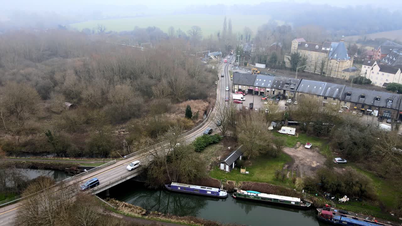 도로 다리 sawbridgeworth essex 영국 공중 영상을 가로질러 이동하는 교통