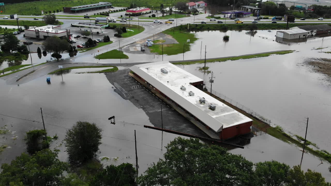 Filmato dell'inondazione di un fiume causata dall'uragano Florence in Carolina del Nord.