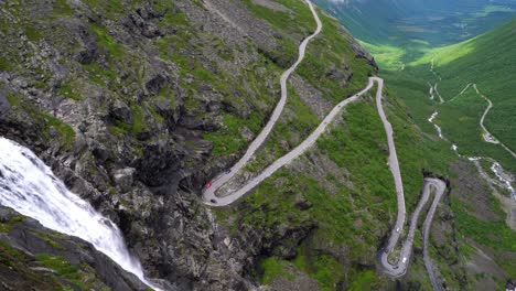 Trollpfad-Trollstigen-Oder-Trollstigveien-Kurvenreiche-Bergstraße.