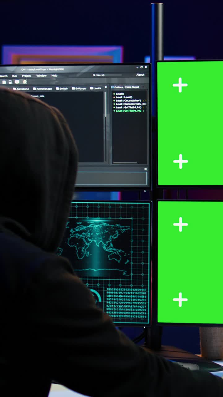 Video verticale. Primo piano di un hacker che esegue codice in un appartamento su monitor di PC