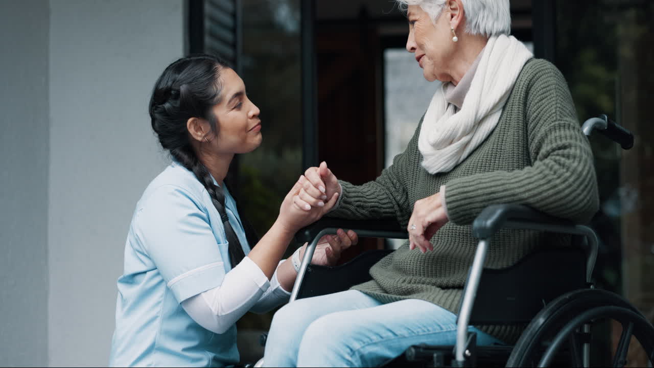 enfermera, mujer mayor y tomados de la mano