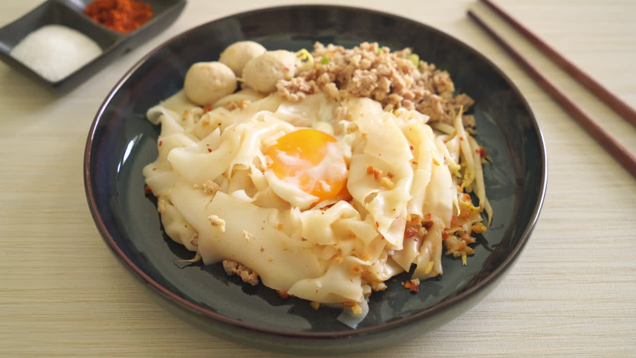 다진 돼지 고기, 미트볼, 계란을 곁들인 말린 매운 국수