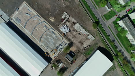 imágenes aéreas de un almacén de granos en construcción