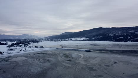 Toma-Aérea-Sobre-El-Río-Congelado-En-Las-Orillas-De-Baie-Saint-paul