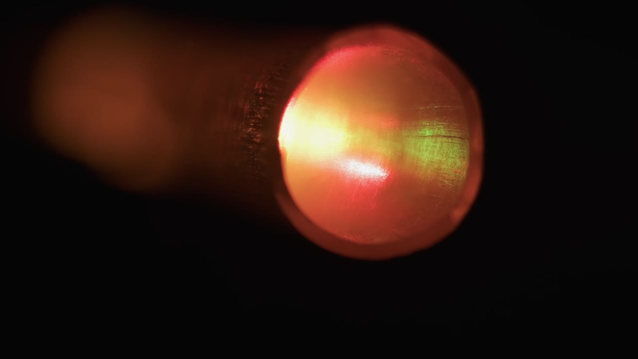 parpadeando y parpadeando luz rojo-verde. parpadeo de un tubo de vidrio.